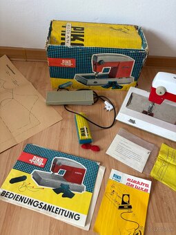Starý, retro, detský šijací stroj - PIKO - 5
