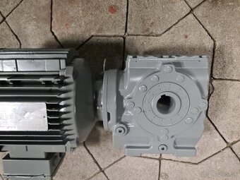 Predám šnekovú prevodovku s el.motorom 0,75kW sew 1:8,9 - 5