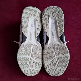 BOTASKY v. 43 zn. Artengo (Decathlon) 15 € - 5