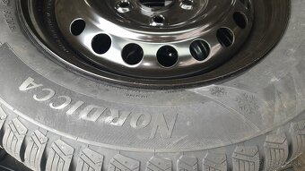 Nové zimné pneumatiky obuté na nových plechových diskoch - 5