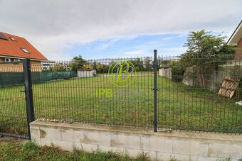 Stavebný pozemok pri jazere so súkromným prístupom k vode v - 5