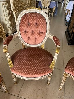 Staré sedenie so stolíkom. - 5