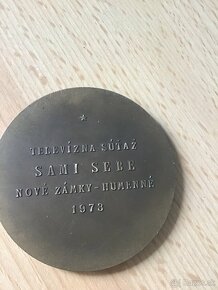 PLAKETA Z TELEVíZNEJ SUTAZE SAMI SEBE NOVé ZáMKY HUMENNé 197 - 5