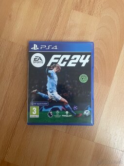 PS4 Pro + 2 ovládače + hry - 5