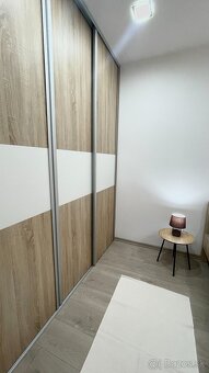 NA PRENÁJOM: Menší 2 izbový byt priamo v centre mesta na Pe - 5