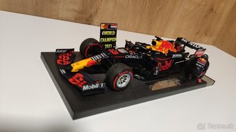 Max Verstappen 1:18 s figurkou - prvy titul Abu Dhabi 2021 - 5