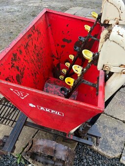 Predám sadzač zemiakov Akpil - 5