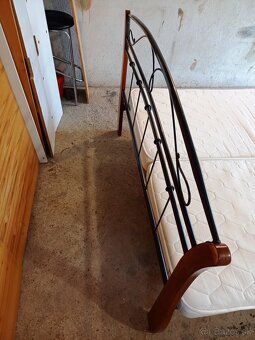 Čierna kovová posteľ s matracmi - 5