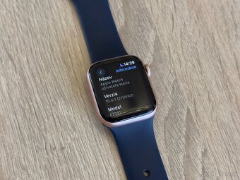 Apple Watch SE 40mm – Rose Gold s modrým náramkom - 5