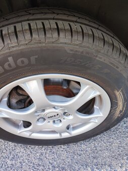 Predám Toyotu Auris 1,33 i - 5