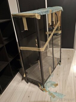 IKEA čierna vitrína - 5