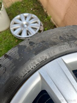 Predám plechové disky 205/60 R16 s original VW puklicami - 5