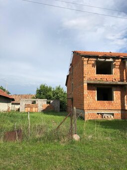 Rozostavaný rod. dom s garážou v obci Dolný Pial - 5