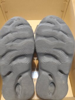 YEEZY Foam Runner Carbon – OG, top stav - 5