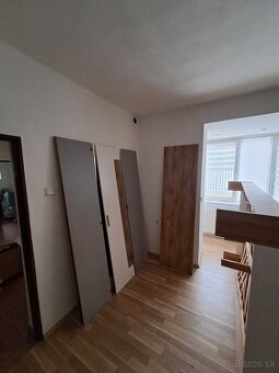 3-dverová skriňa so sklom - Košice - 5