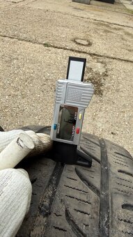 Predám 2x zimné pneumatiky Yokohama WY01 215/65 R16C (109/10 - 5