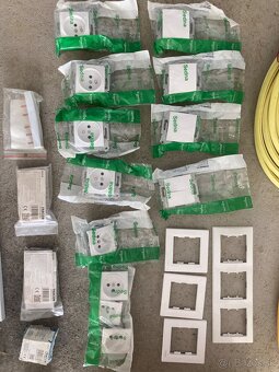 Elektro material zo stavby - istice,prudovy chranic,zasuvky - 5