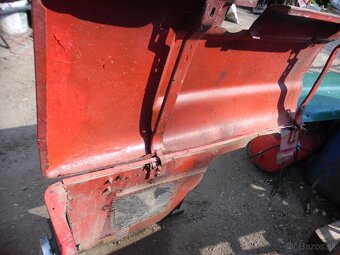 Predám kapotu na traktor ZETOR + palivovú nádrž - 5