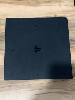 Predám hernú konzola Ps4 PRO 1TB minimálne známky používania - 5