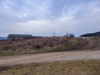 slnečný stavebný pozemok Badín - Na Dielnici s projektom RD - 5