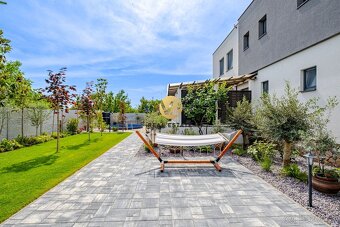 Na PREDAJ 6i novostavba 225m2 s bazénom a mediteránskou záhr - 5
