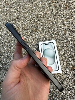 iPhone 15 - baterie 100% - 5