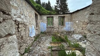 Čarovný pozemok s múrmi pôvodného domu, Sebedín - 5