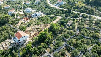 Stavebný pozemok v Lumbarde 706 m² – len 300 m od mora - 5