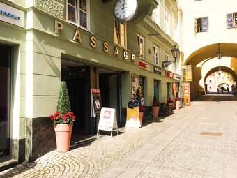 Ponúkame na prenájom obchodné priestory v centre v lukratívn - 5