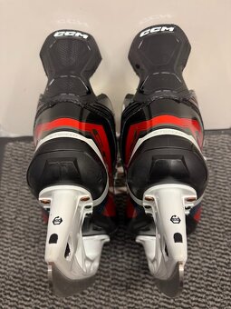 BRUSLE CCM JETSPEED FT 680 , vel. 45/9,5 R - 5