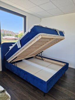 Masívna boxspring posteľ s matracmi a roštami – zn. SANAS - 5