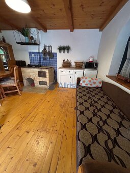 Murovaná podpivničená chata s okrasnou záhradou v osobnom vl - 5