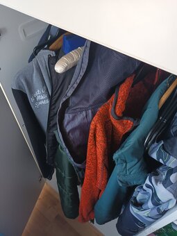 Poschodová posteľ s pisacim stolom a skriňou - 5
