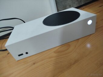 Predám Xbox series S 512GB aj z ovládačom a kabelažou - 5