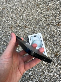 IPhone 15 - baterie 100% - 5