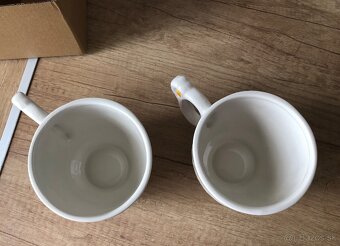 ————2 nové biele hrnčeky s margarétkami, 4.40 E———- - 5