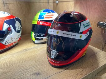 F1 helmy, šiltovky a modely - 5