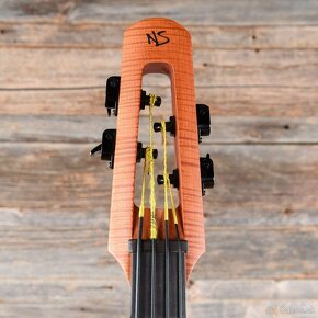 NS Design CR4 4-strunová pražcová omni basgitara so stojanom - 5