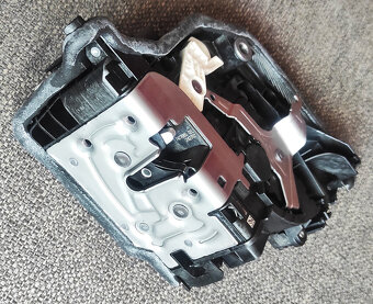 zámok ľavých predných dverí na BMW - 5