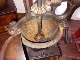 Predám - starý liatinový mlynček na kávu MUTZIG FRAMOUNT - 5