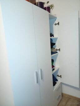 Predám skriňu šatníková -Biela - 5