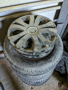 Plechové disky R15 - 5x114,3 so zimnými pneu + puklice - 5