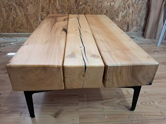 Drevený stolik so živicou - 5