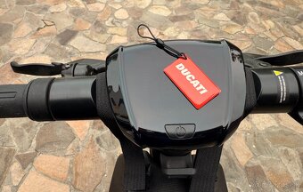 Predám elektrickú kolobežku Ducati Pro-III - 5