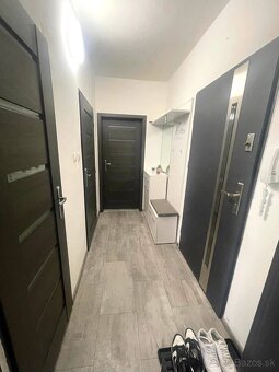 MODERNE ZREKONŠTRUOVANÝ 2-IZBOVÝ BYT S BALKÓNOM – ROZKVET - 5