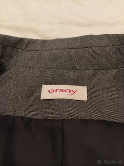 Šedí, lesklý dámsky kostým - 5