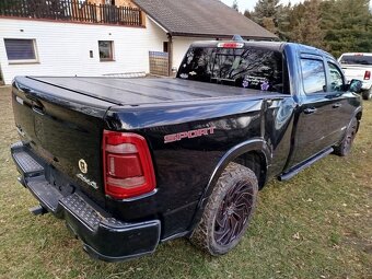 Dodge RAM 5.7 V8 , 4X4 , LARAMIE , max vybava , rok 2022 - 5