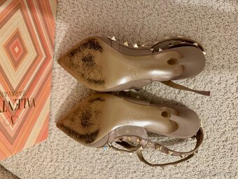 Predam ikonicke sandale Valentino - 5