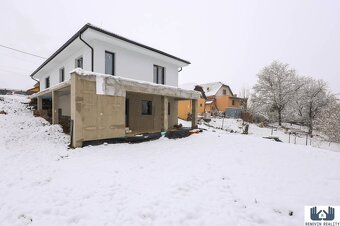 Elegantný dvojpodlažný rodinný dom s veľkým pozemkom v obci - 5