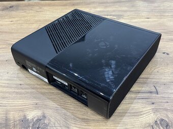 Samostatná herná konzola XBOX 360E 4GB na opravu / diely - 5